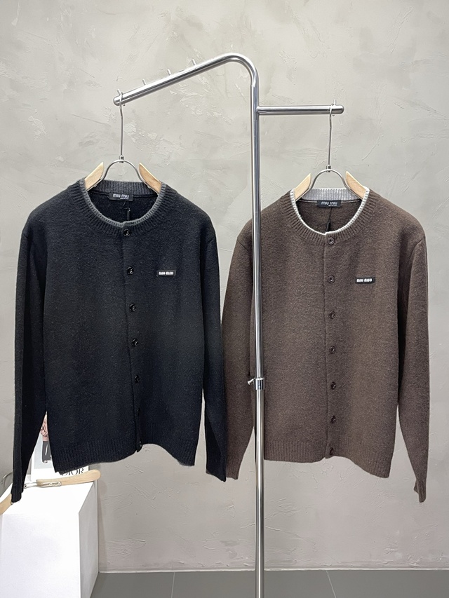 미우미우 라운드 니트 가디건 2칼라