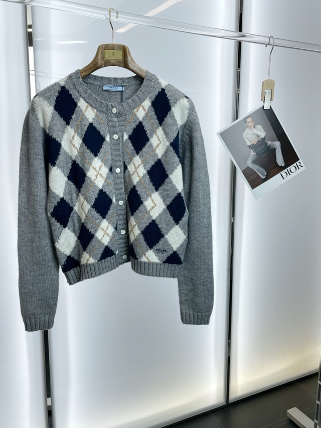 프라다 라운드넥 가디건