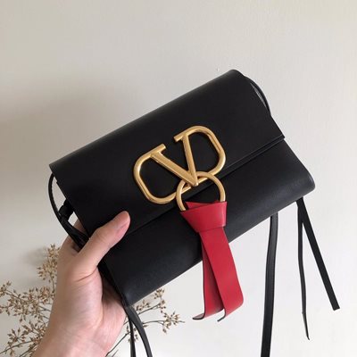 발렌티노 가라바니 스몰 브이링 백