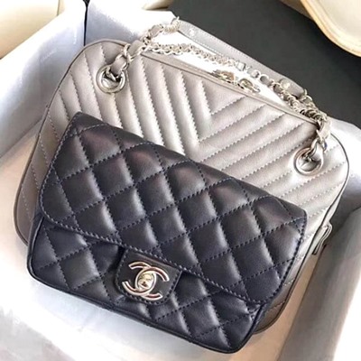 샤넬 A57284 퀄티드 쉐브론 카프스킨 스몰 카메라 케이스 백 